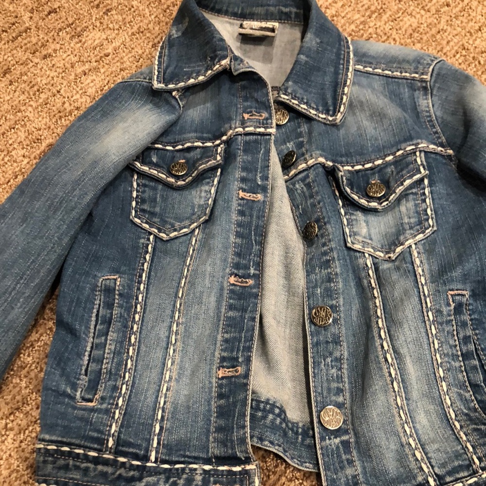 Jean jacket that comes to waist with distinctive white top stitching.